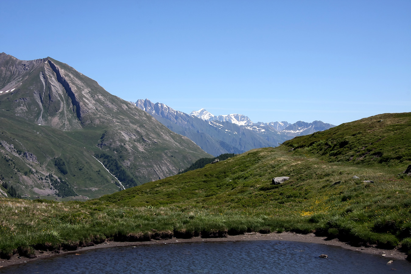 Italie depuis le col de Petit St Bernard . 